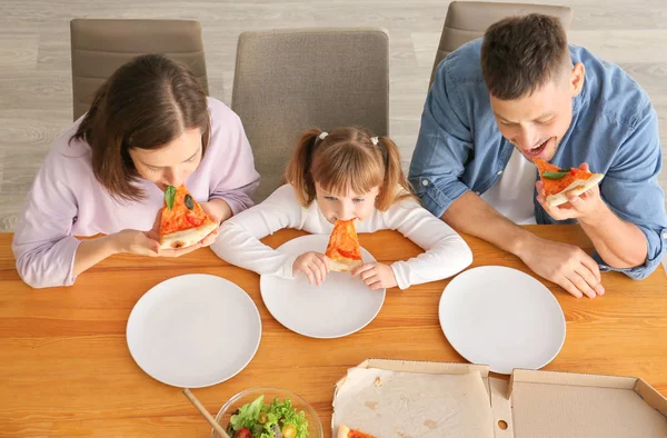 幸せな家族は家でピザを食べて — ストック写真