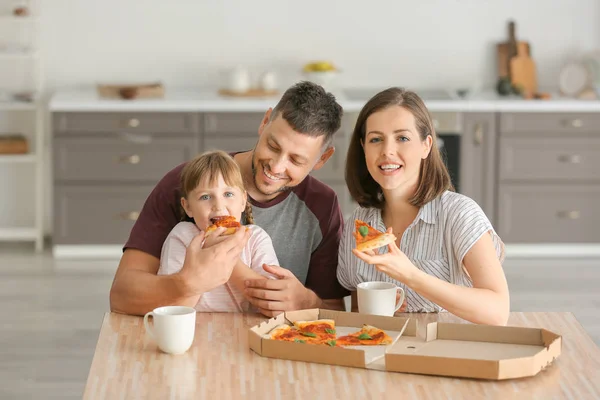 Famille heureuse manger de la pizza à la maison — Photo