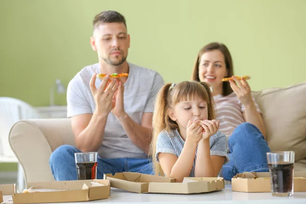 Šťastná rodina jíst pizzu doma — Stock fotografie