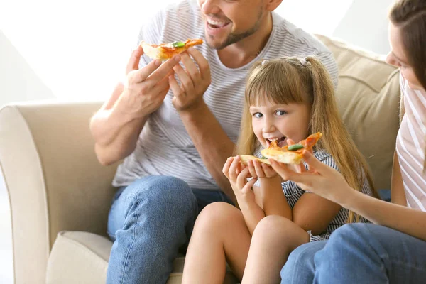 Šťastná rodina jíst pizzu doma — Stock fotografie