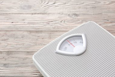 Ahşap arka plan üzerinde Basküller