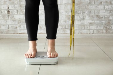 Teraziye basan kadın. Kilo verme konsepti