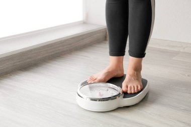 Teraziye basan kadın. Kilo verme konsepti