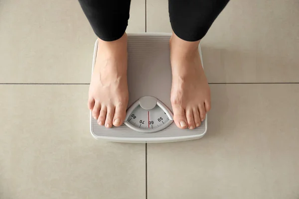 Γυναίκα στέκεται στη ζυγαριά. Έννοια απώλειας βάρους — Φωτογραφία Αρχείου