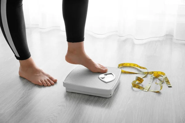 Vrouw met schubben thuis. Gewichtsverlies concept — Stockfoto