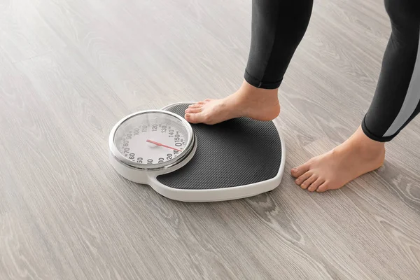 Woman with scales at home. Weight loss concept — Stock Photo, Image