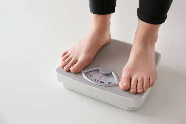 Woman standing on scales. Weight loss concept — Stock Photo, Image