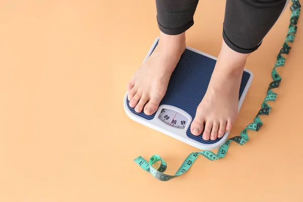 Woman standing on scales. Weight loss concept — Stock Photo, Image