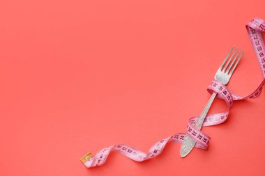 Renk arkaplanında mezurası olan çatal. Diyet kavramı