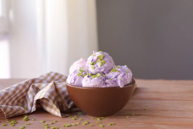 Ahşap masada lezzetli yaban mersini dondurma ile Bowl