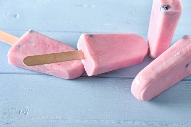 Tahta masada lezzetli yaban mersinli dondurma.