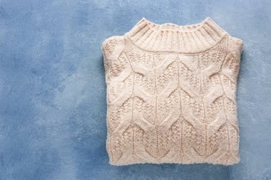 Renkli arka planda kalın süveter