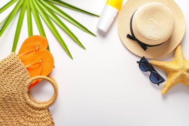 Beyaz arka planda plaj aksesuarları olan yaz kompozisyonu