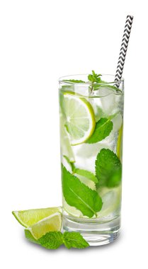 Beyaz arka planda bir bardak taze mojito.