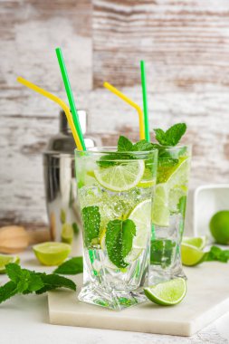 Masada bir bardak taze mojito.