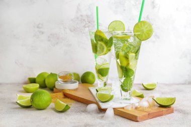 Masada bir bardak taze mojito.