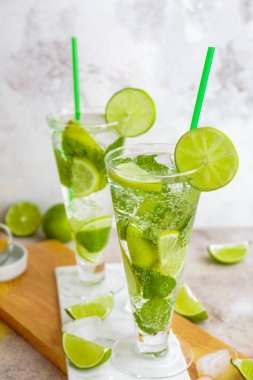 Masada bir bardak taze mojito.