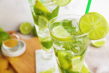 Masada bir bardak taze mojito, yakın plan.