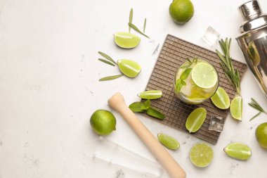 Işık arka plan üzerinde taze Mojito cam