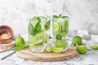 Masada bir bardak taze mojito.