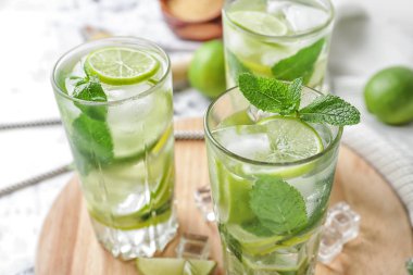 Kadeh tabloda, closeup taze mojito