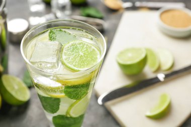 Gri masada bir bardak taze mojito, yakın plan.
