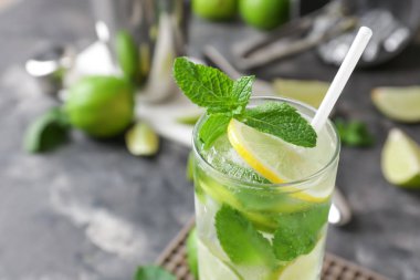 Gri masada bir bardak taze mojito, yakın plan.