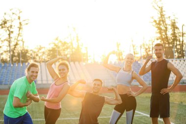 Stadyumda sportif gençler grubu