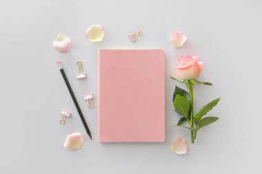 Kırtasiyeli ve gri arkaplanda gül çiçekli defter