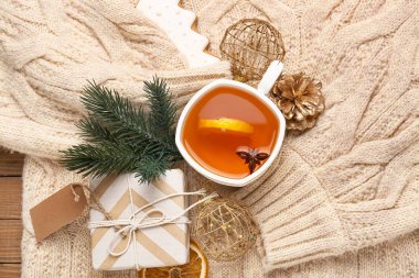 Bir fincan çay, Noel hediyesi ve sıcak süveterin üzerindeki dekor.