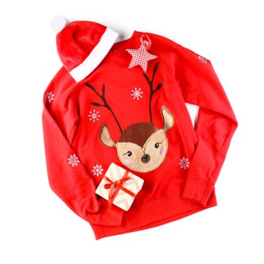 Noel giysileri ve beyaz arka plan üzerinde hediye