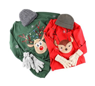 Beyaz arka planda bir takım sıcak Noel kıyafetleri