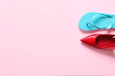 Kadın yüksek topuklu ayakkabı ve arka planda parmak arası terlikler. Tatil kavramı