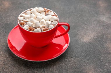 Koyu arka planda marshmallowile sıcak çikolata Fincan