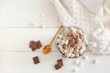 Beyaz masada marshmallow ile sıcak çikolata Fincan