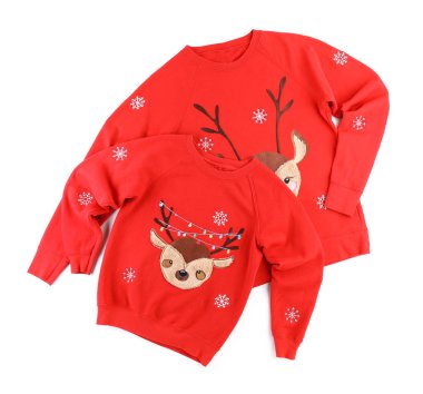 Beyaz arka planda geyik olan Noel kazakları