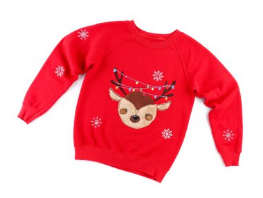 Beyaz arka planda geyik olan Noel kazağı