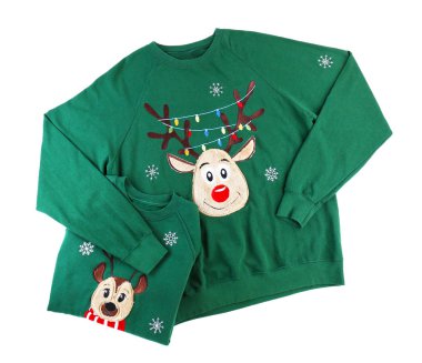 Beyaz arka planda geyik olan Noel kazakları