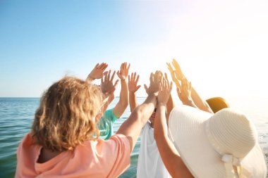 Deniz sahilinde dinlenen arkadaşlar