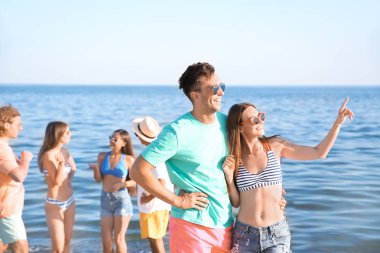 Deniz sahilinde dinlenen arkadaşlar