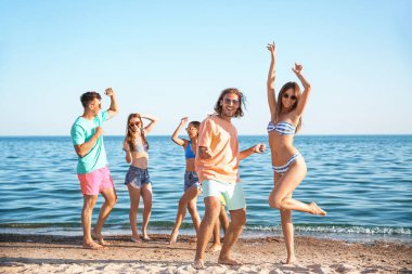 Deniz sahilinde dinlenen arkadaşlar