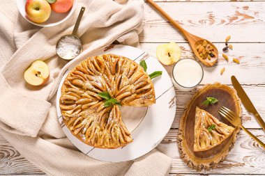 Masada elmalı turta ile kompozisyon