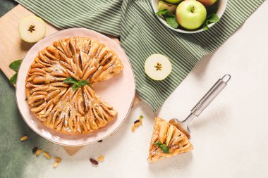 Masada elmalı turta ile kompozisyon