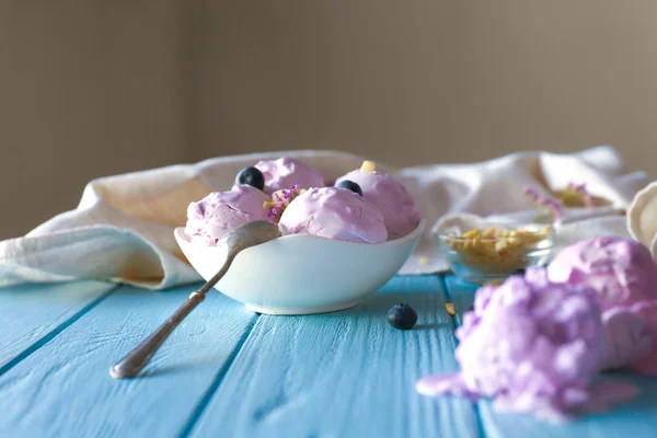 Sabroso helado de arándanos en la mesa de madera — Foto de Stock