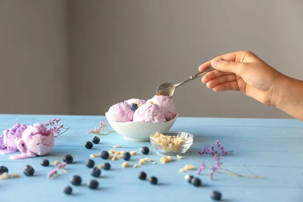맛있는 블루베리 아이스크림을 먹는 여성 — 스톡 사진