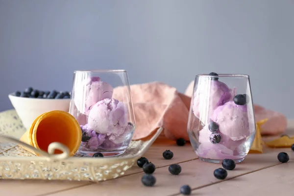 木製のテーブルの上においしいブルーベリーアイスとグラス — ストック写真