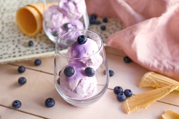 木製テーブルの上においしいブルーベリーアイスとガラス — ストック写真