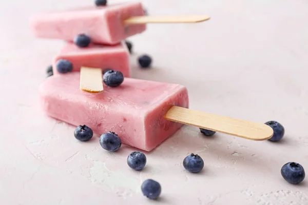 Tasty blueberry ice cream on color background — Stock Photo, Image