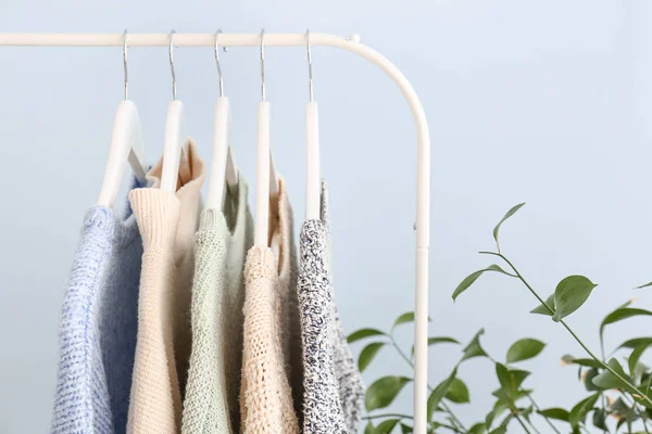 Rack with winter clothes in dressing room — Stock Photo, Image