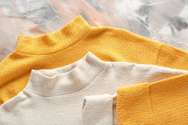 Renkli arka planda kalın kazaklar